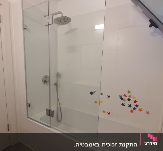 מקלחון זכוכית עם דלתות שקופות ומקלחת גשם